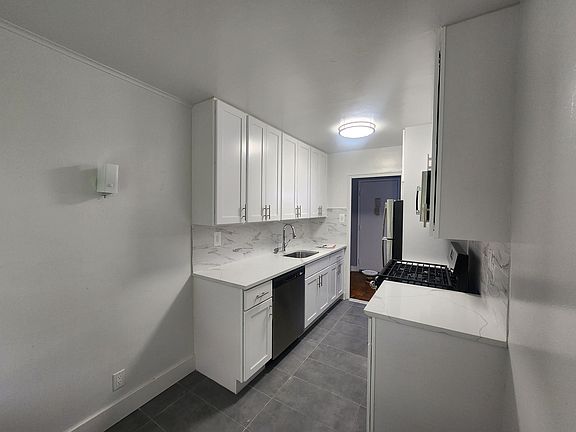 5th image of 192-65 71st Cres #B3