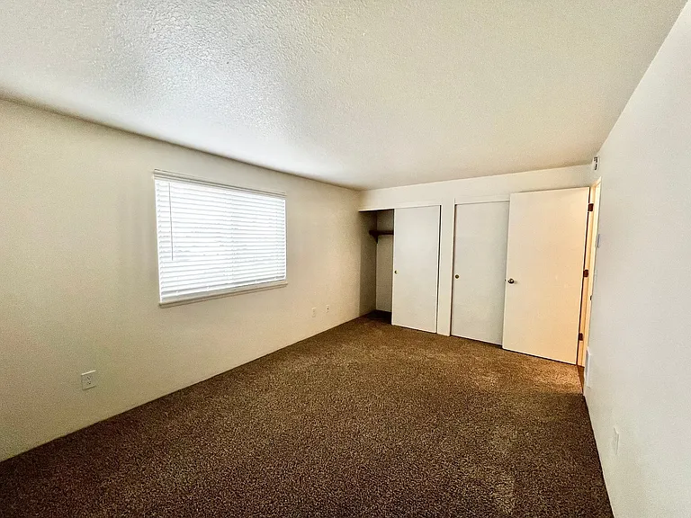 Willow Creek Apartments — Photo 18