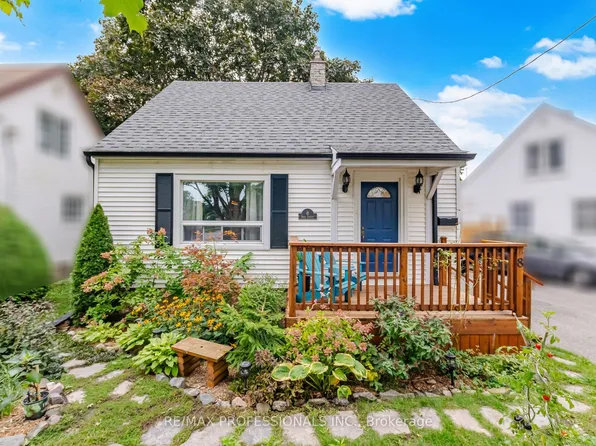 8 Smith Cres, Toronto, ON M8Z 3X5