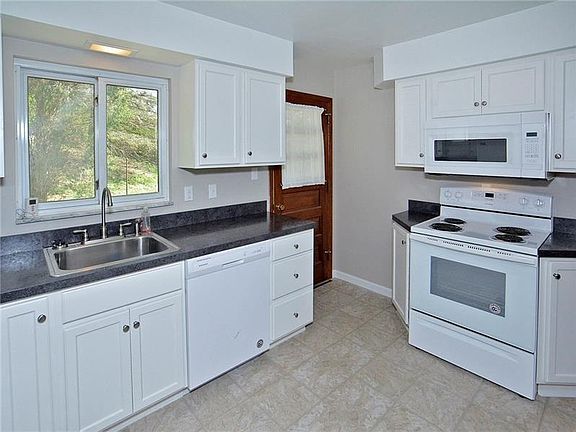 4th image of 3245 Evergreen Dr
