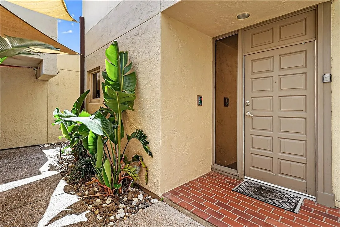 2 bed, 1.5 bath, 1394 sqft, $2,500 — Photo 2
