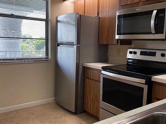 4th image of 1502 White Hall Dr #404
