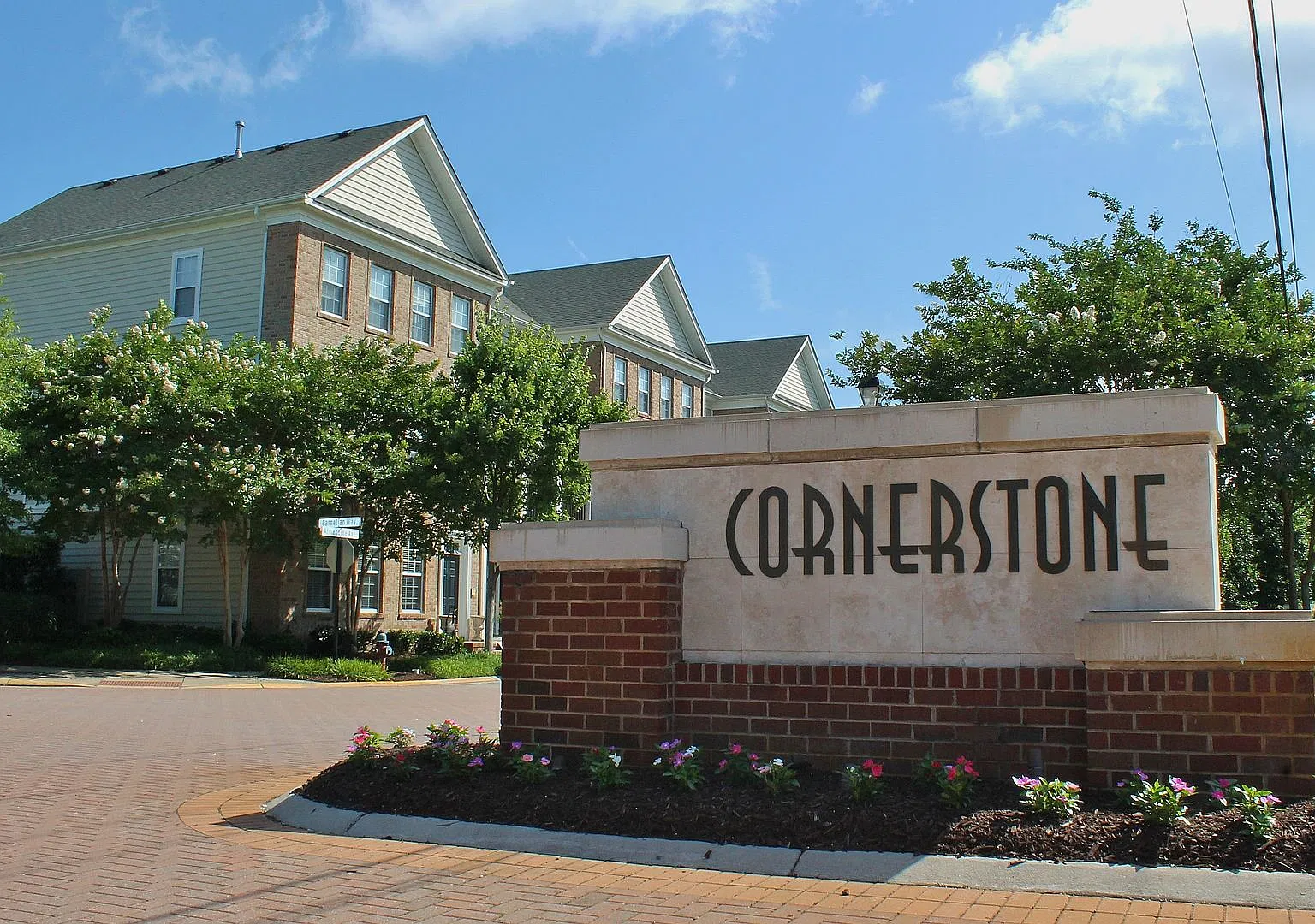 Amazing 4 Bedroom End-Unit Townhome w/2-Car Attached Garage!! Stainless Steel Appliances & Eat-In... — Photo 3