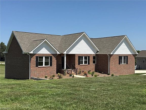 4th image of 130 Oak Pointe Ln