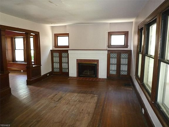 3rd image of 252 Pioneer St