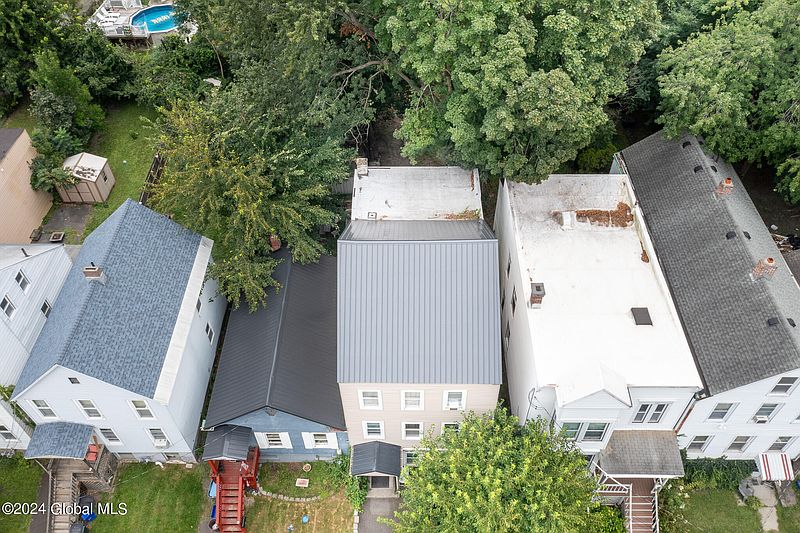 4th image of 422 East Street