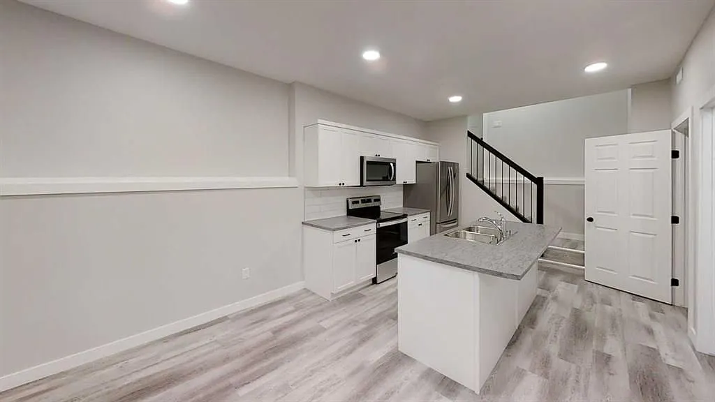 2 bed, 1.0 bath, 849 sqft, $1,650 — Photo 2