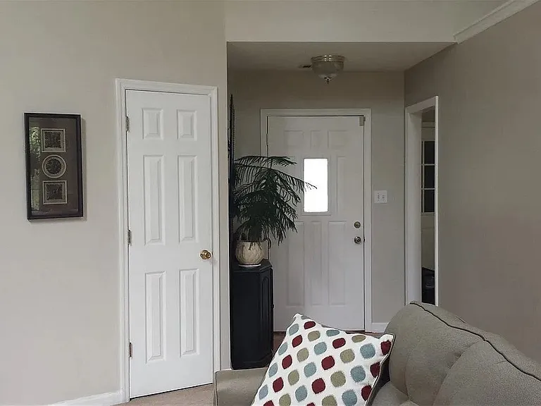 114 Mayfair Cir — Photo 3