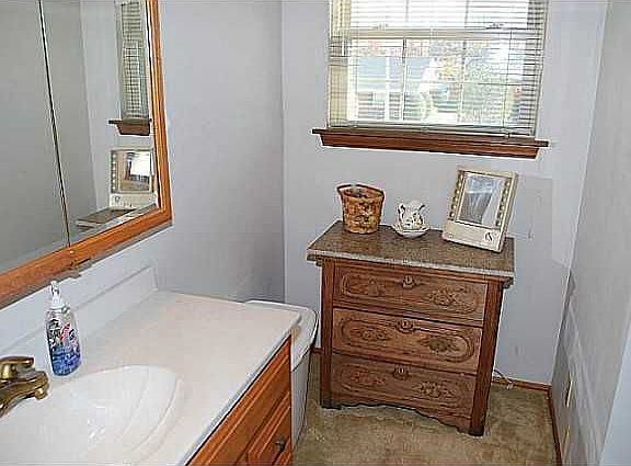 5th image of 402 N Sherry Ave