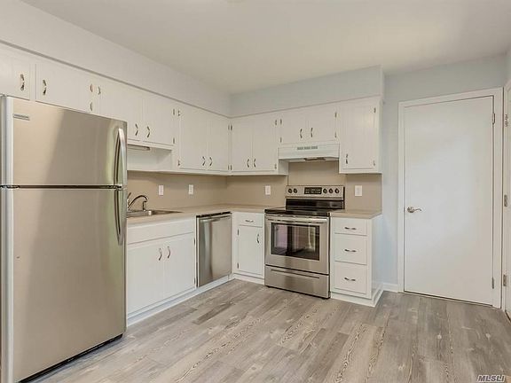 5th image of 565 Pequash Ave