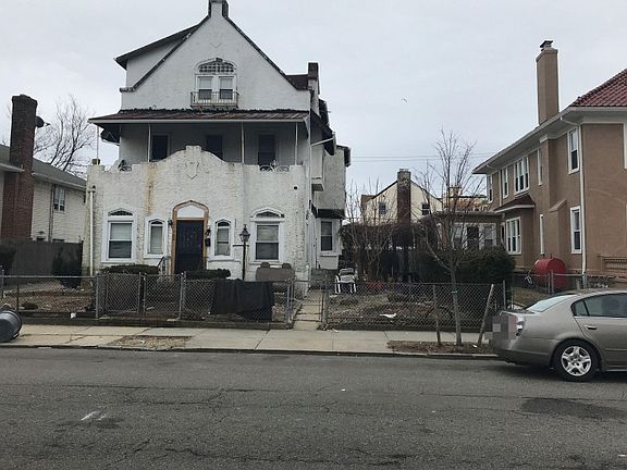 3rd image of 122 E Market St