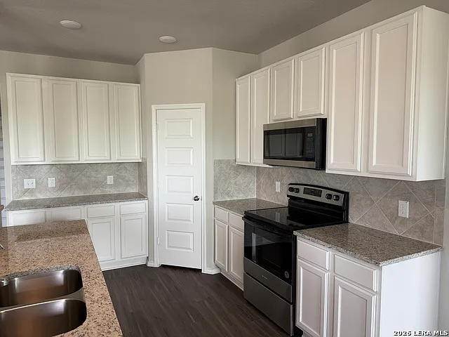 4 bed, 2.5 bath, 2190 sqft, $2,100 — Photo 4