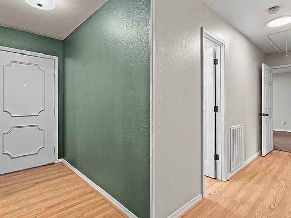 5th image of 220 Edgewood Cir