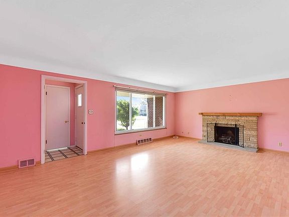 4th image of 21020 Parkwood Ave