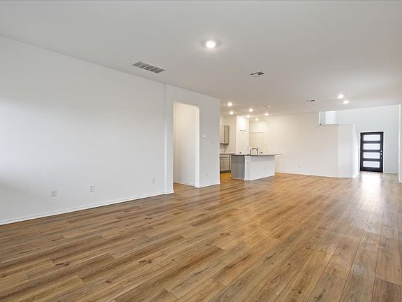 5th image of 206 Canley Loop