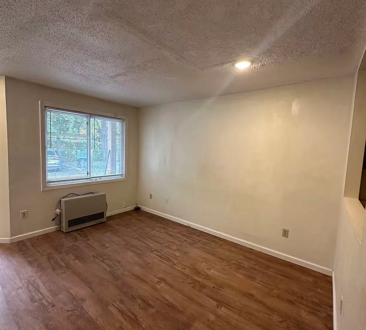 3 bed, 1.5 bath, 1056 sqft, $2,500 — Photo 2