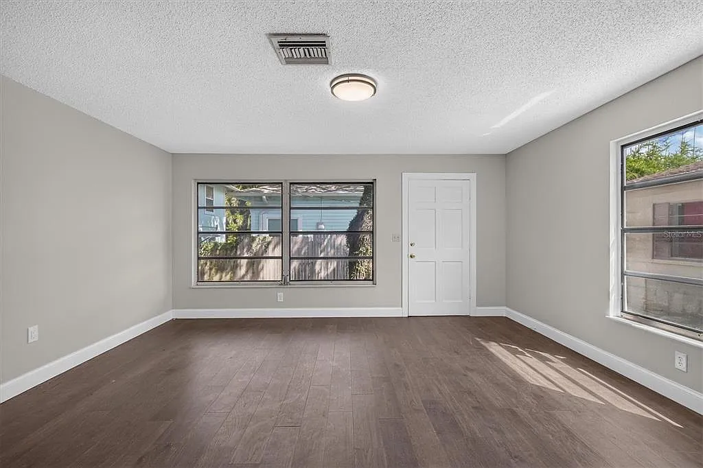 2 bed, 1.0 bath, 1296 sqft, $1,800 — Photo 3