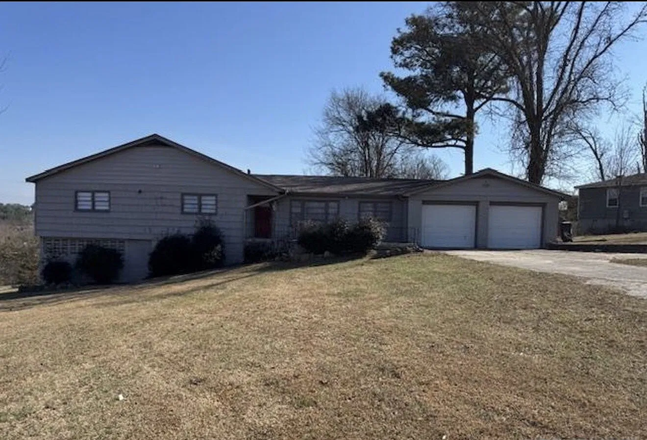 4 bed, 2.0 bath, 2932 sqft, $1,350 — Photo 1