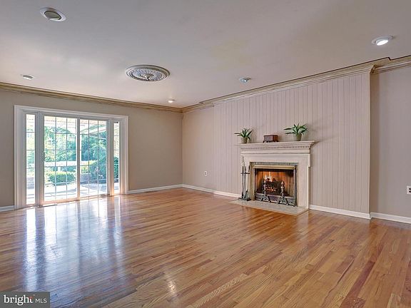 4th image of 5 W Lawn Cir