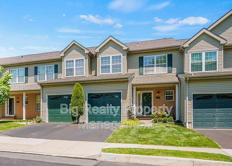 3 bed, 2.5 bath, 2315 sqft, $2,800 — Photo 1