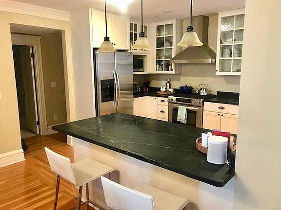 2nd image of 670 Summit Ave #1