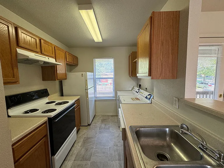 413 Creek St — Photo 9