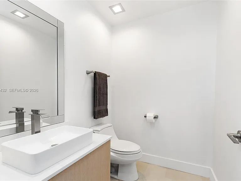 300 S Pointe Dr #907 — Photo 45
