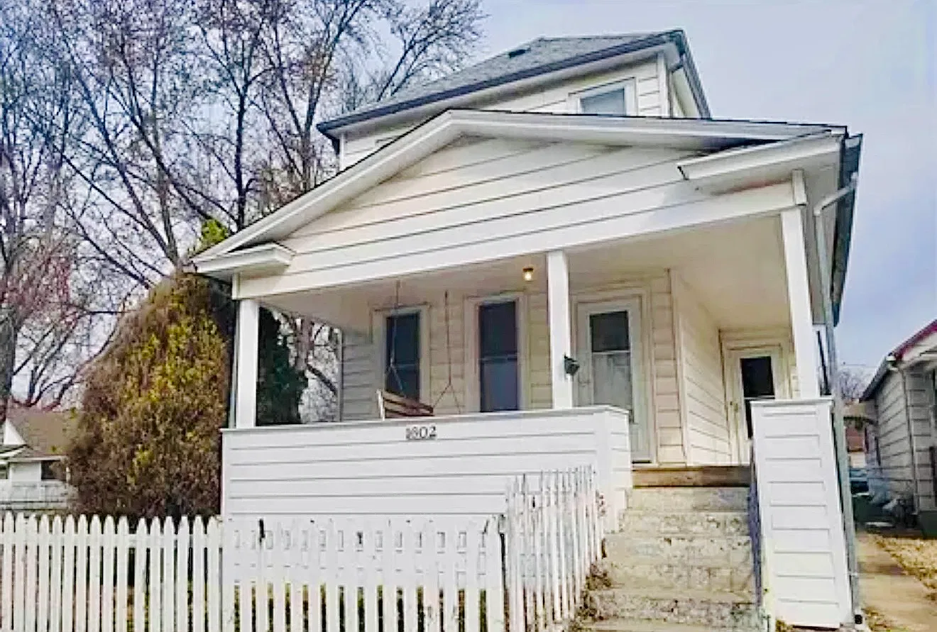 3 bed, 1.5 bath, 1221 sqft, $1,350 — Photo 1