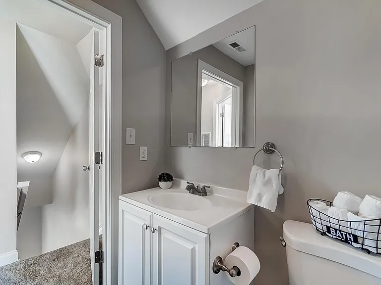 147 Whitethorne Ave — Photo 24