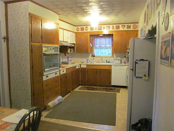 5th image of 642 W Broadway St