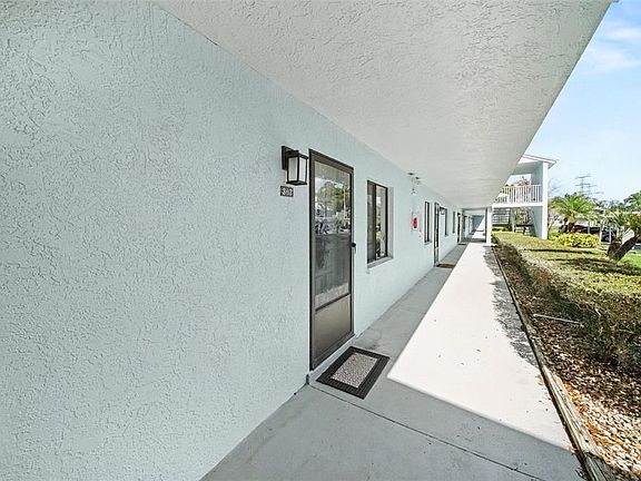 4th image of 303 Martha Ln #303