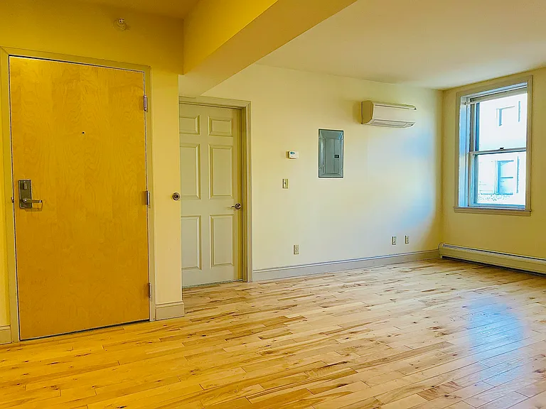 191 College St #303 — Photo 23