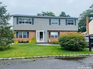 30 Laura Ln, Copiague, NY 11726