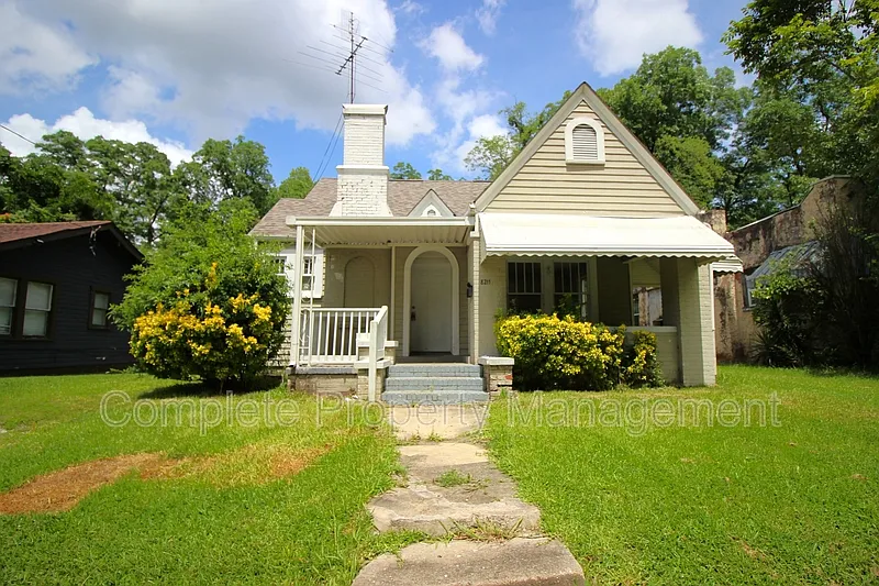 4 bed, 1.0 bath, 966 sqft, $1,250 — Photo 2
