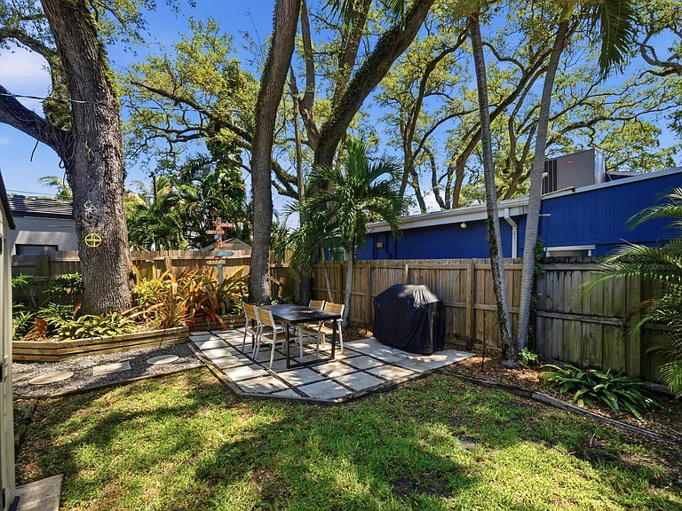 937 SW 17th St — Photo 17