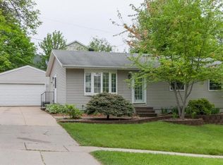 1647 26th St NW, Cedar Rapids, IA 52405