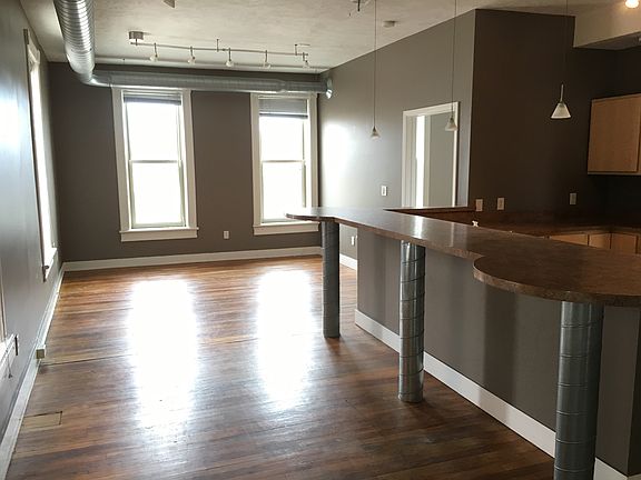 4th image of 638 Fulton St W APT 2