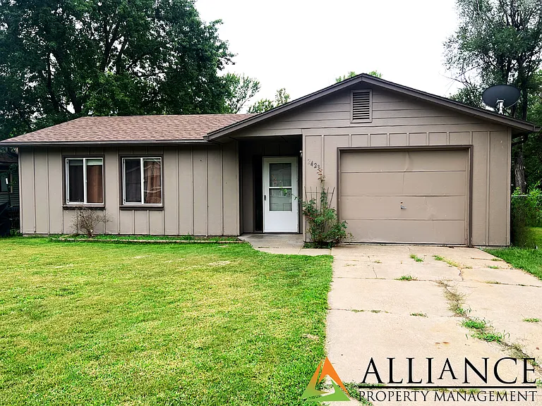2423 Buttonwood Dr — Photo 1