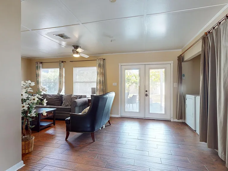 811 33rd St W — Photo 12