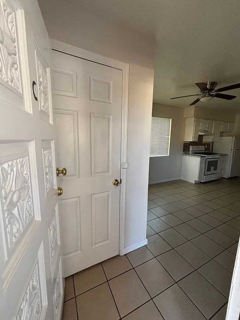 Spacious 2 Bedroom Apartment with Private Yard — Photo 1