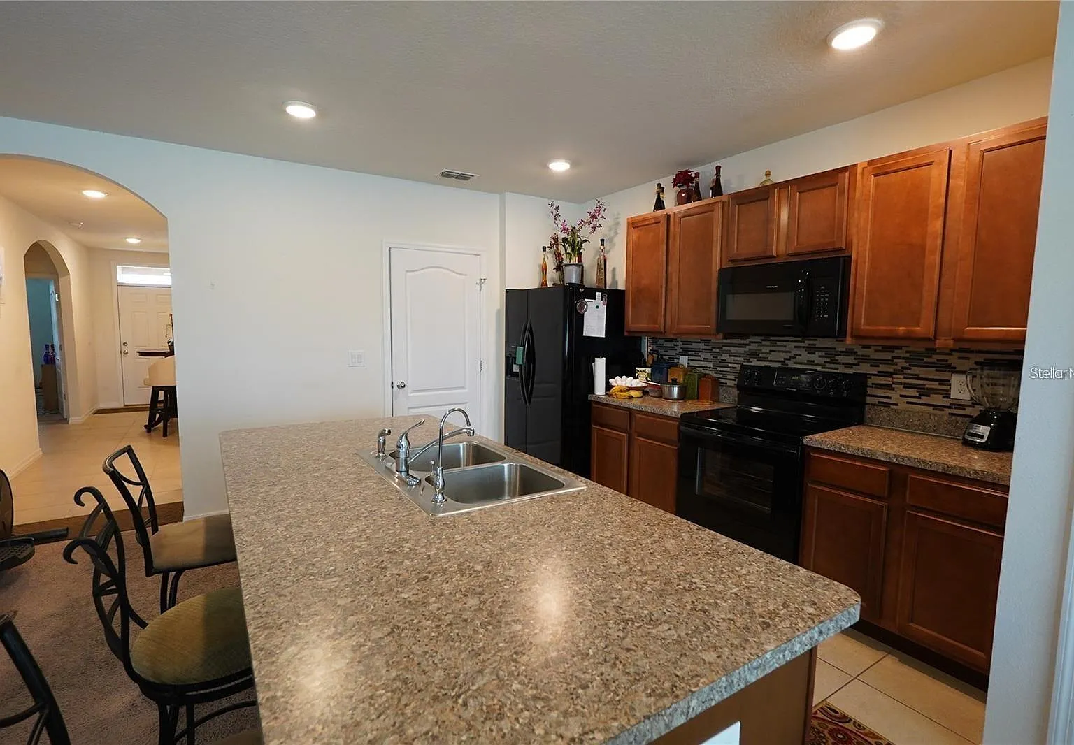 3 bed, 2.0 bath, 1690 sqft, $1,899 — Photo 3