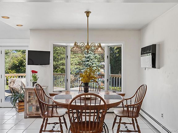 5th image of 48 Roxbury Drive