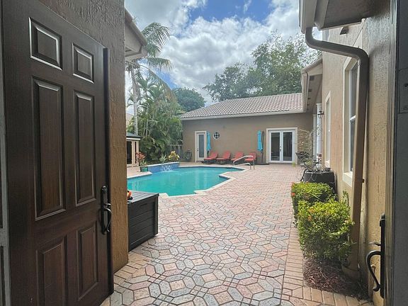 Front entrance into spacious courtyard