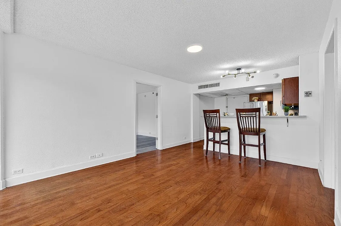 2 bed, 975 sqft, $2,500 — Photo 3