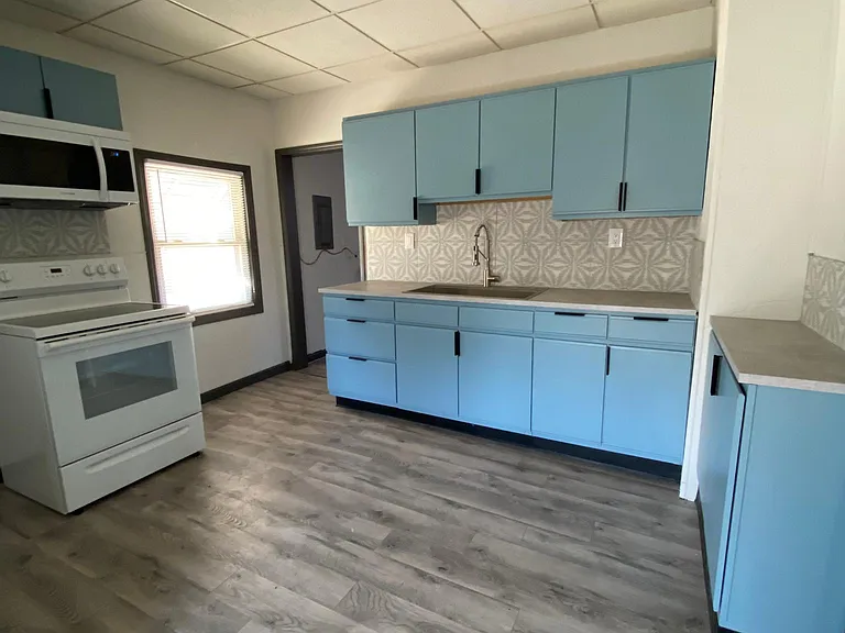 1424 E Broadway St — Photo 3