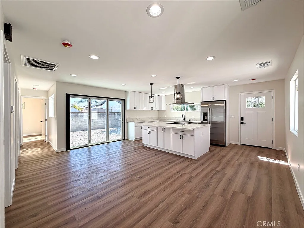 3 bed, 1148 sqft, $3,700 — Photo 2