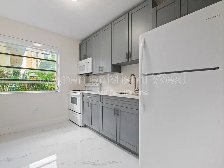 219 NW 10th Ave #4 — Photo 10