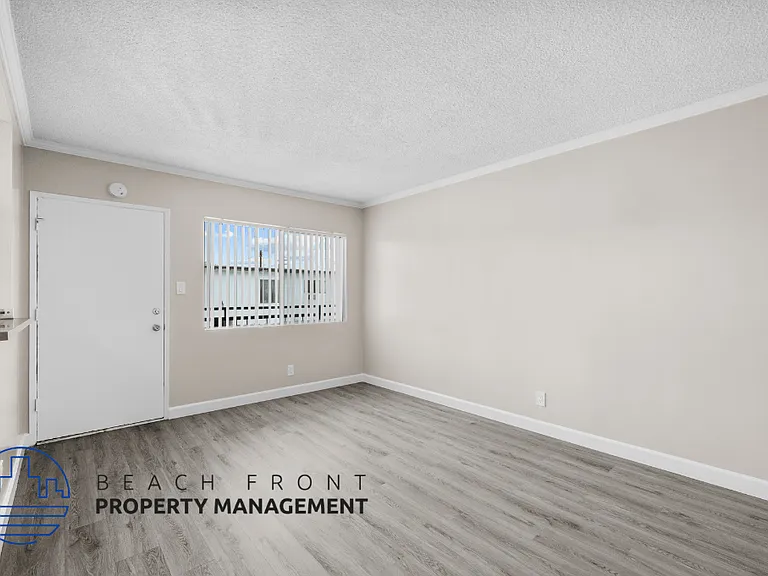 10429 La Reina Ave. — Photo 14