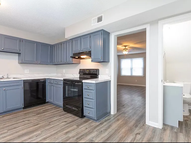 2505 S Charles Blvd — Photo 11