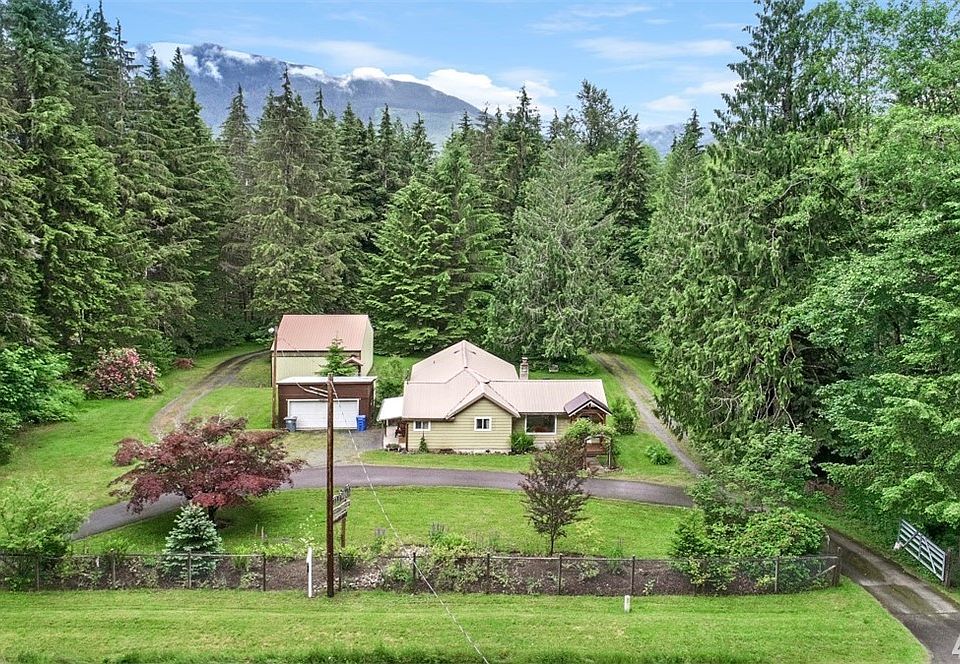 Immerse yourself in the breathtaking natural beauty of Ashford at this "Wildwood" 3-bedroom, 2-bathroom vacation cabin. Tucked away on 6 and ½ acres private acres of splendid woodlands, with a spacious backyard, a soothing hot tub, and a fire pit, this cabin promises an unforgettable getaway!